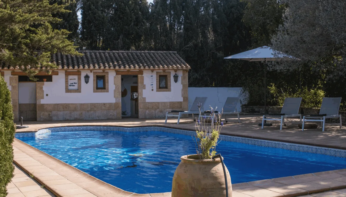 Piscina privada rodeada de vegetación