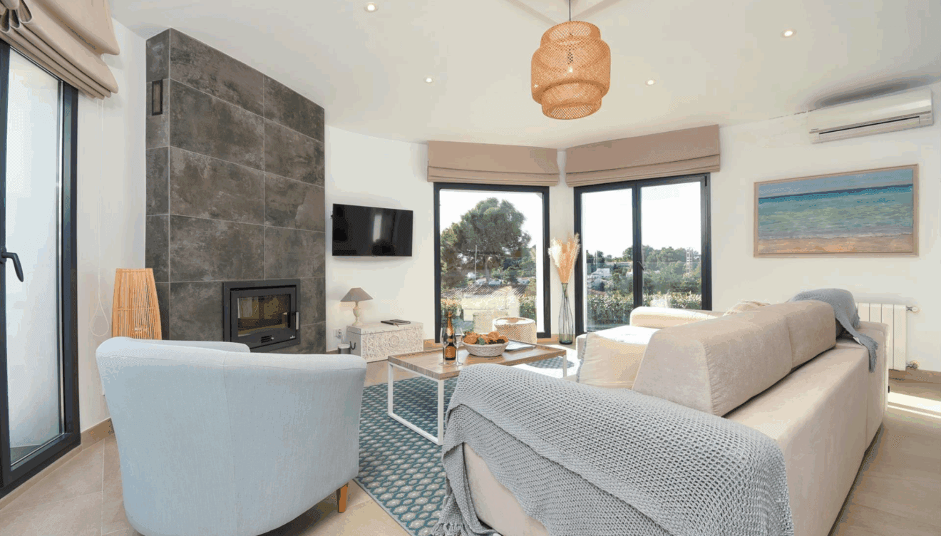 Salón con aire acondicionado y televisión