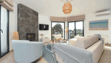 Salón con aire acondicionado y televisión