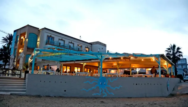 terraza frente a la playa de restaurant noguera
