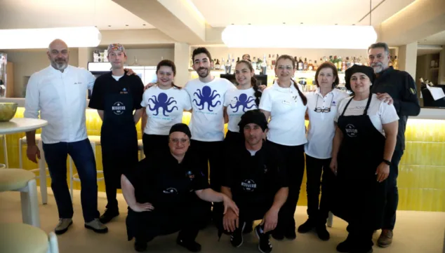 trabajadores de restaurant noguera durante su inauguracion