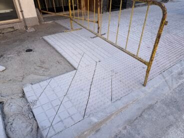 Trabajos actuales de colocación de baldosas, y huella en el cemento fresco