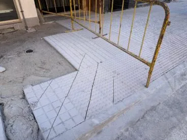 Trabajos actuales de colocación de baldosas, y huella en el cemento fresco