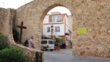 visitantes junto a las murallas y el torreo de la peca de calp