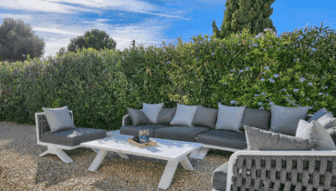 Zona de descanso junto a la piscina