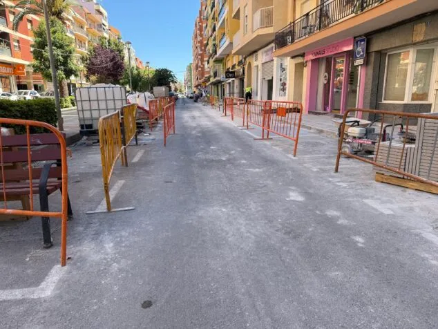 Cables cortados, sistemas anegados... una avalancha de sabotajes retrasa las obras del paseo del Saladar de Dénia 1 Imagen: Acera del paseo del Saladar durante las obras