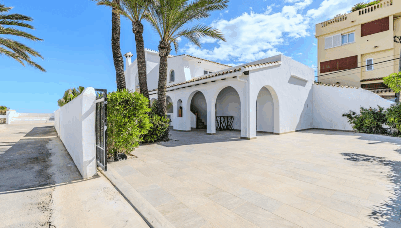 Amplia terraza en esta villa frente a la playa