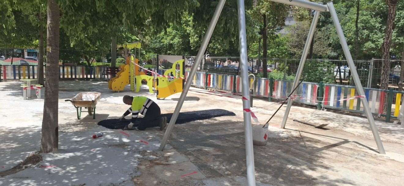 Instalación del caucho en el nuevo parque de bebés de Dénia