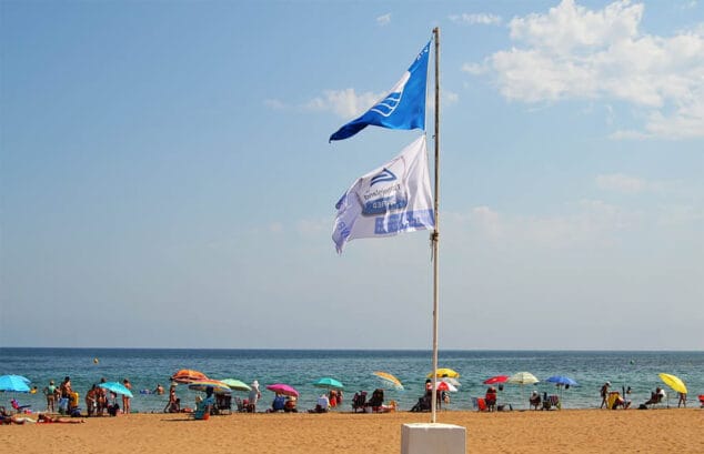 Imagen: Bandera azul en una playa de Dénia (archivo)