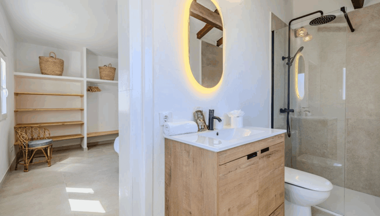 Baño completo con acceso cómodo y distribución funcional