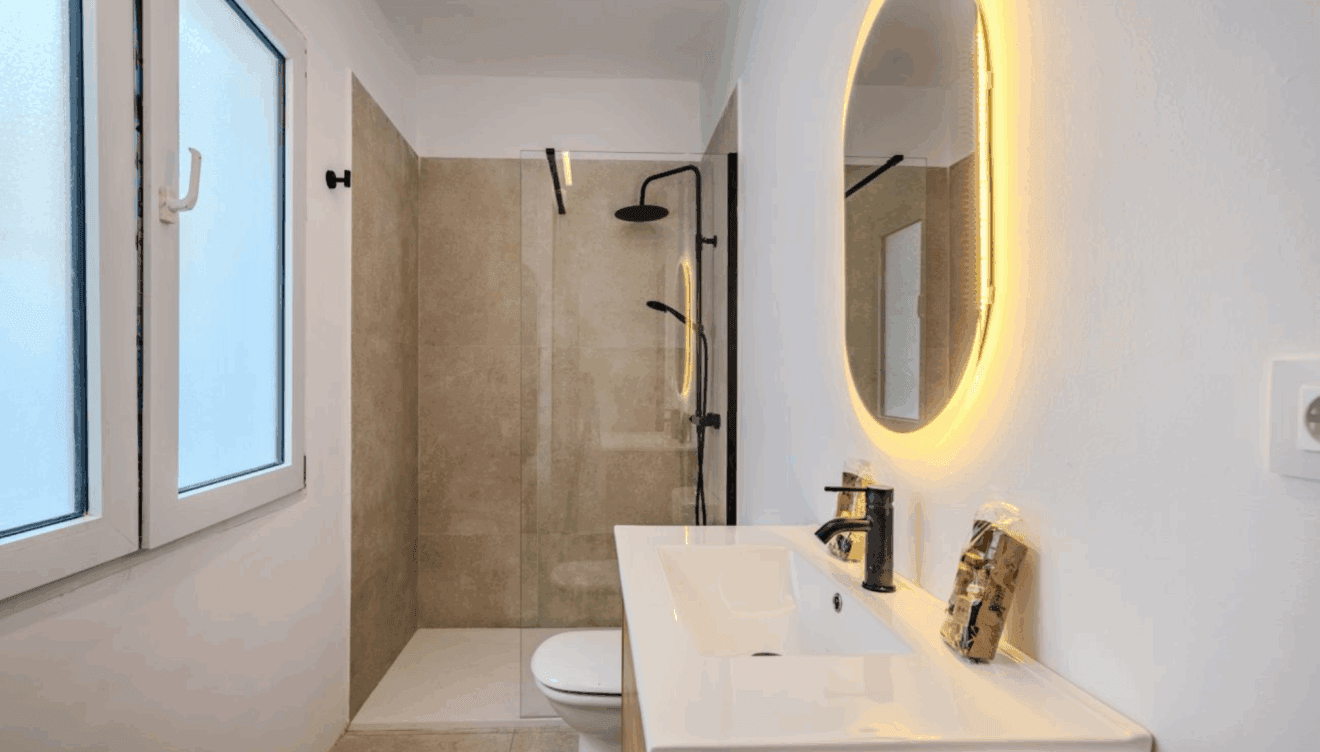 Baño completo con ducha y acabados sencillos