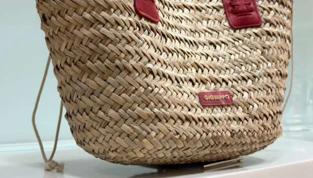 Calzado de verano: las tendencias que arrasan para hombre y mujer en 2025 18 bolsos de rafia para un look rustico y relajado