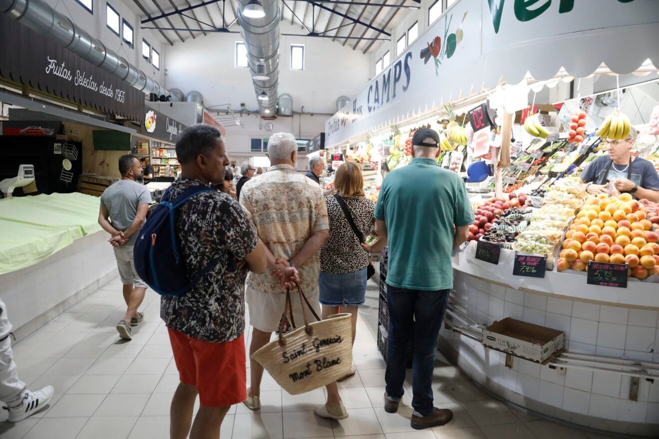 Clientes en el Mercat de Dénia