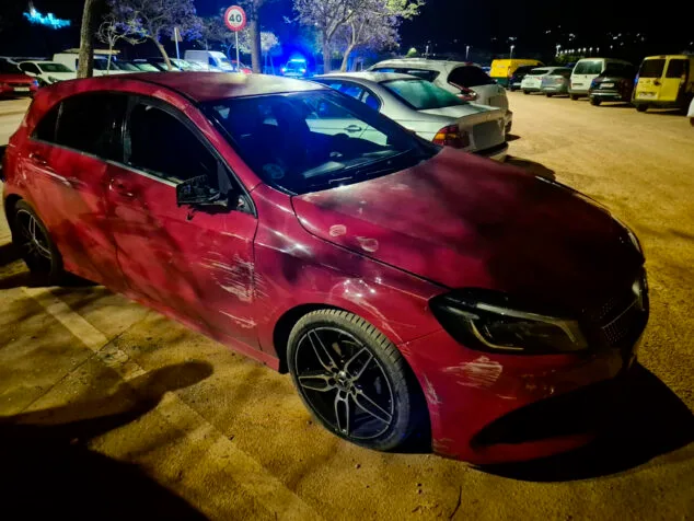 Imagen: Coche encontrado por la Policía Local después de cruzar el túnel del castillo de Dénia