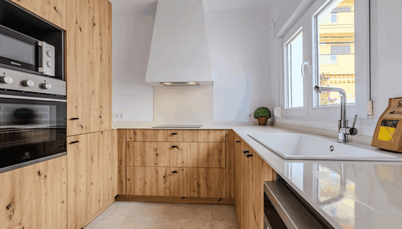 Cocina equipada con salida al exterior