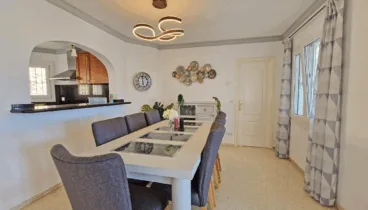Comedor acogedor con acceso directo a la terraza
