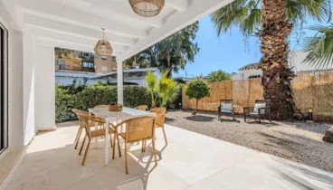 Comedor exterior junto a la barbacoa fija
