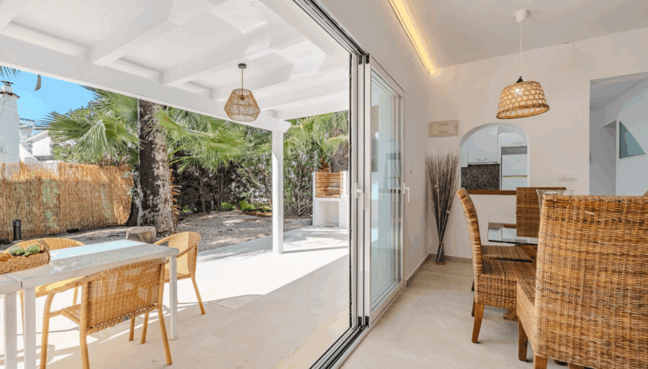 Conexión directa entre cocina, comedor y exterior