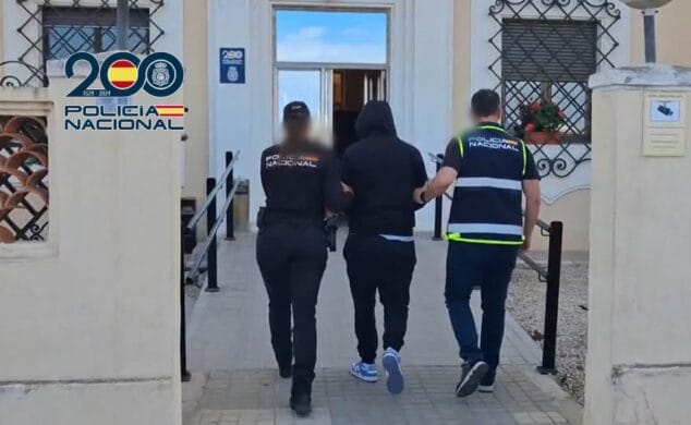detenido entrando a la comisaria de denia