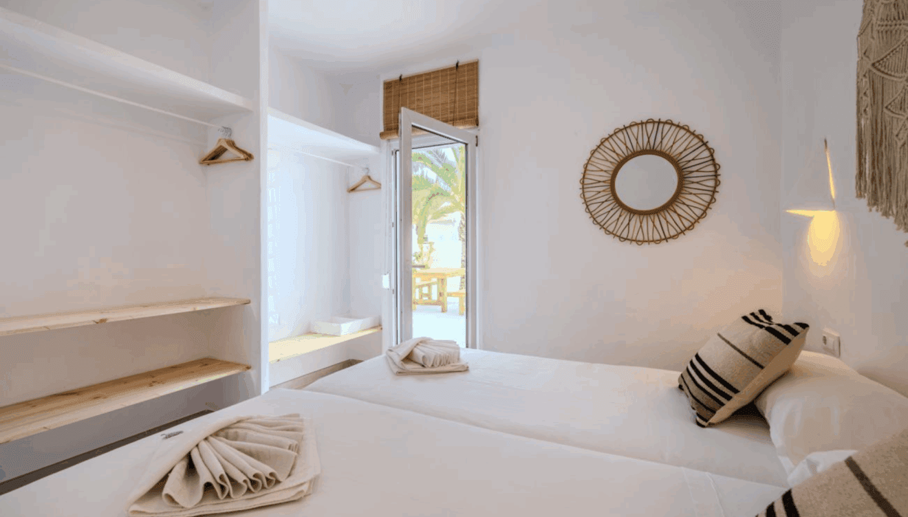 Dormitorio doble con mobiliario funcional