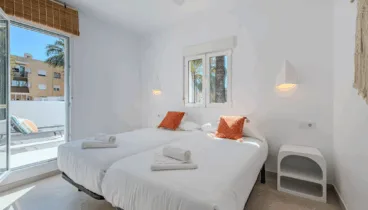 Dormitorio principal con luz natural y mobiliario sencillo