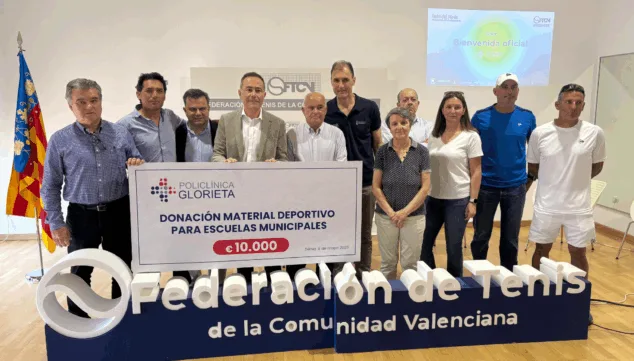 el doctor fernando de la guia con los representantes de los pueblos afectados por la dana