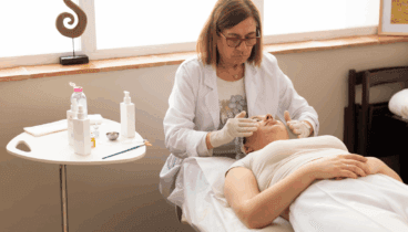 El peeling facial ayuda a disolver las manchas de la piel