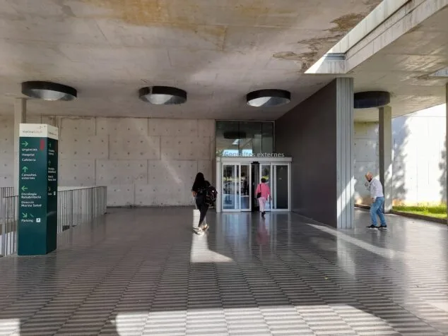 Una madre denuncia una falta de atención médica tras el diagnóstico tardío de cáncer a su hijo en Dénia 1 Imagen: Entrada de consultas externas del Hospital de Dénia