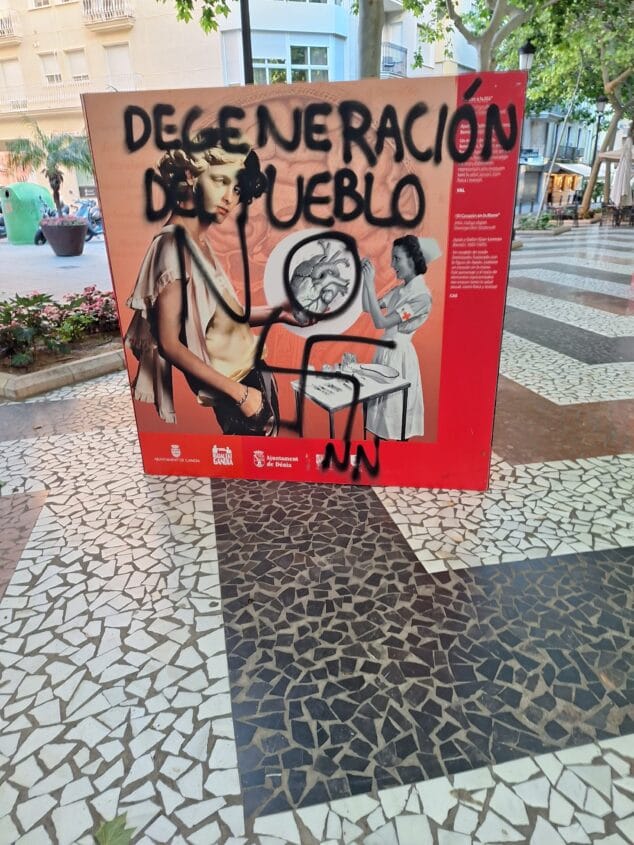 exposicion lgtbi de denia violentada en gandia 3