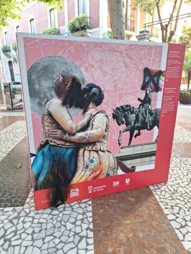 exposicion lgtbi de denia violentada en gandia 6