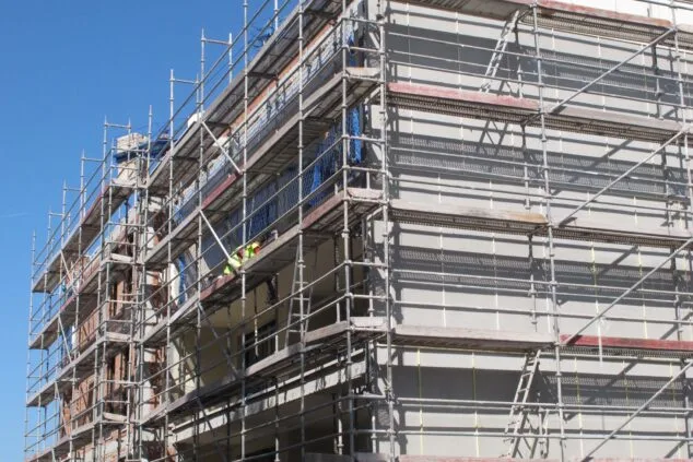 Imagen: Fachada de un edificio en construcción en Dénia