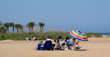 familia disfrutando de la playa de denia