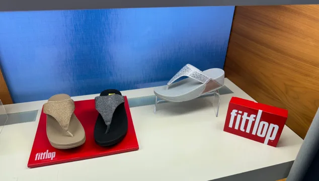 Calzado de verano: las tendencias que arrasan para hombre y mujer en 2025 9 fitflop con tecnologia que cuida cada paso