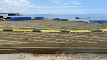 instalacion de la nueva pasarela en la playa de denia 1