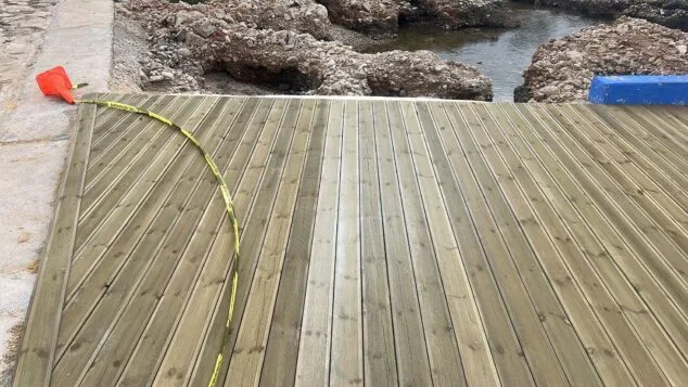 instalacion de la nueva pasarela en la playa de denia 2