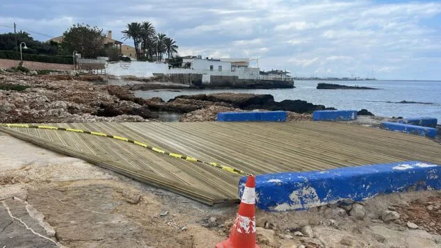 instalacion de la nueva pasarela en la playa de denia 3