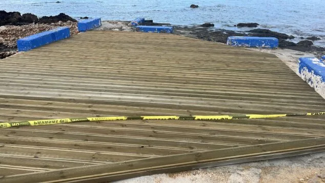 instalacion de la nueva pasarela en la playa de denia 4