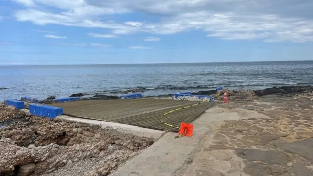 Imagen: Instalación de la nueva pasarela en la playa de Dénia