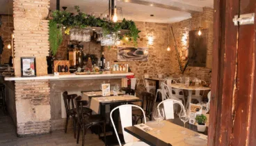 Interior del restaurante la Cova Tallà