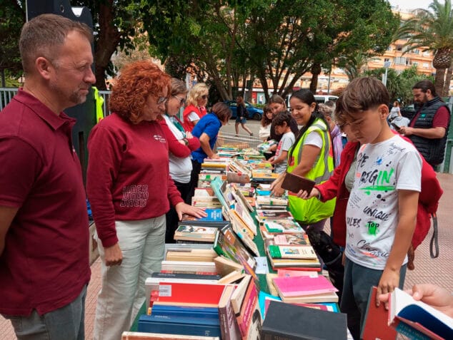 Imagen: Jornada de la campaña 1 libro x 1 kilo de UNED Dénia