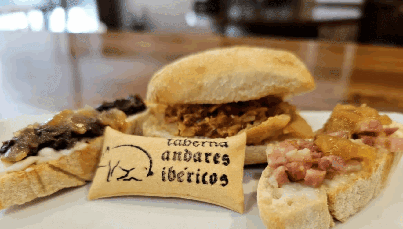 Montaditos servidos en la taberna de Andares Ibéricos