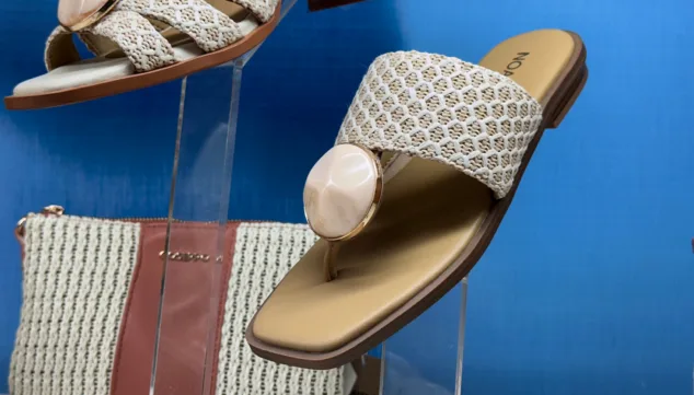 Calzado de verano: las tendencias que arrasan para hombre y mujer en 2025 5 noa harmon con sandalias urbanas y alma juvenil