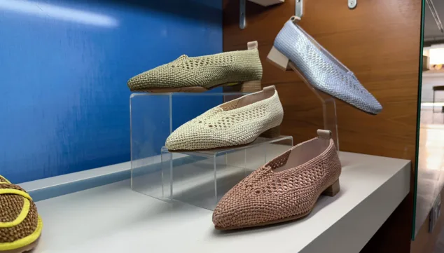 Calzado de verano: las tendencias que arrasan para hombre y mujer en 2025 14 opcion cerrada con estilo fresco para noches templadas