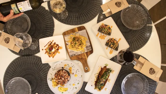 Imagen: Presentación de platos perfectamente cocinados en la Cova Tallà para disfrutar con familiares o amigos