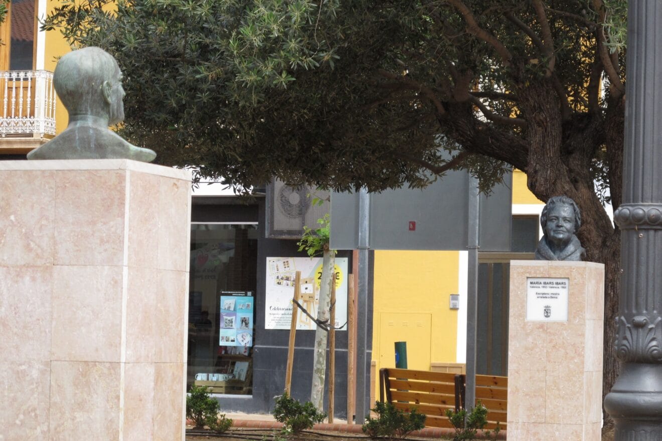 Bustos de Joan Chabàs y María Ibars en la Glorieta