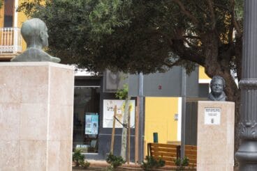 Bustos de Joan Chabàs y María Ibars en la Glorieta