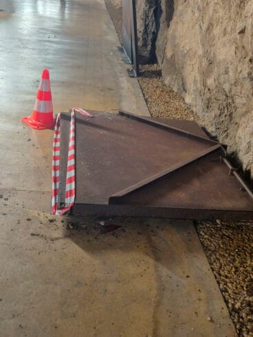 Puerta del túnel del castillo de Dénia arrancada por el vehículo