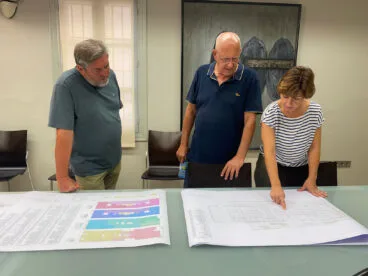 rafa carrio vicent grimalt y maria josep ripoll mostrando los planos de la segunda residencia de denia