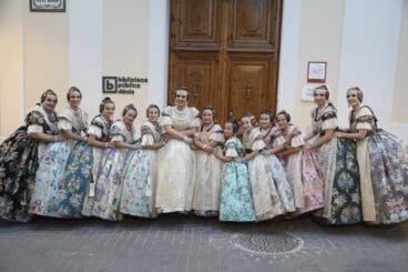 Recepción de las nuevas Falleras Mayores de Dénia y sus cortes