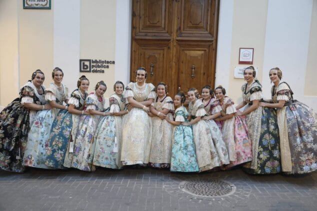 Dénia ya tiene Falleras Mayores para 2026: Paula Argudo y Elia Lull reciben la llamada del alcalde 2 Imagen: Recepción de las nuevas Falleras Mayores de Dénia y sus cortes